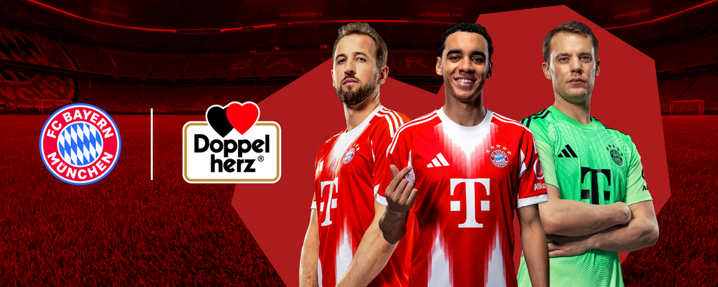 Trois joueurs du FC Bayern Munich sont présentés, portant des maillots rouges et blancs. Ils se tiennent sur un fond rouge, avec le logo du club et celui de la marque Doppelherz à côté d'eux. L'image met en avant l'esprit d'équipe et le football.