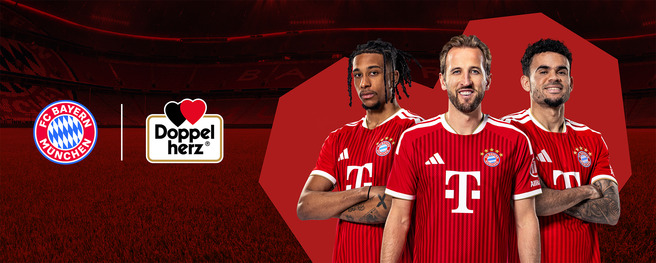 Trois footballeurs en maillot du Bayern Munich posent ensemble, souriant. À gauche, le logo du club, au centre, le joueur principal, et à droite, un autre joueur. Des éléments graphiques rouges et le logo de la marque Doppelherz sont présents en arrière-plan.