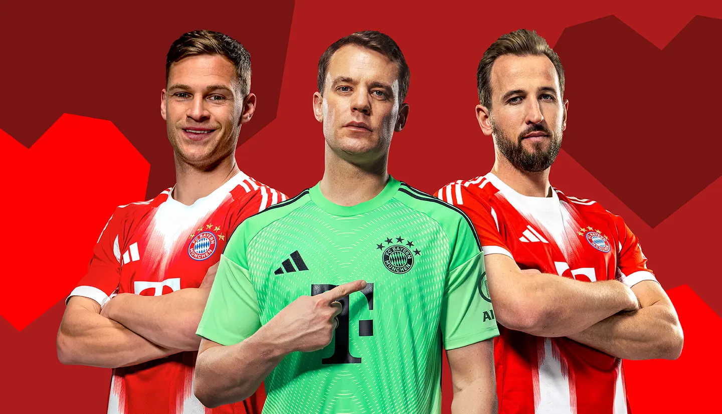 Trois joueurs de football du Bayern Munich se tiennent côte à côte, souriants, avec les bras croisés. Ils portent des maillots rouges. Le joueur au centre arbore un maillot de gardien vert. L'arrière-plan est d'un rouge uni.