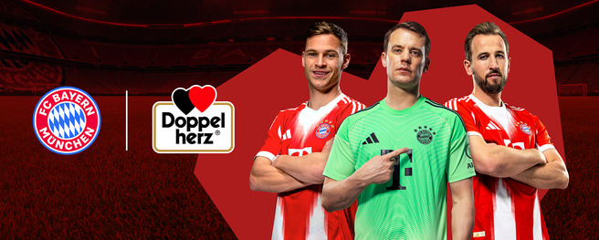 Trois joueurs du FC Bayern Munich posent ensemble, portant des maillots rouges et blancs. Le premier, à gauche, a une coupe de cheveux courte et sourit. Le deuxième, au centre, est gardien avec un maillot vert et montre son torse. Le troisième, à droite, a une barbe et un regard sérieux.